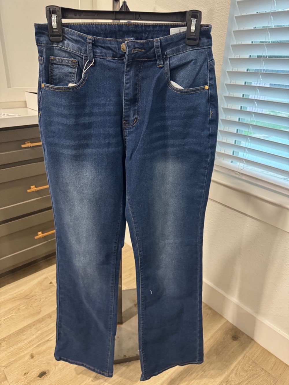 High-Rise Straight Jeans in Dark Blue Wash